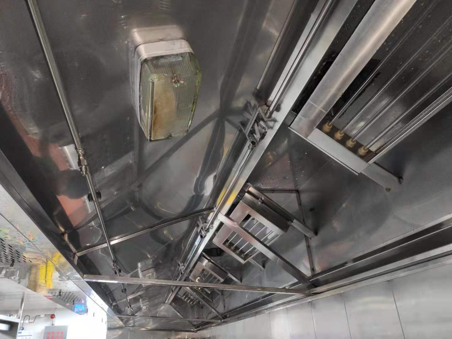 西安飯店油煙機(jī)清洗_大型油煙機(jī)清洗方法