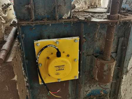 提升機防跑偏裝置