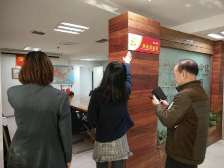 聚精会神抓，专心致志搞建设，一心一意谋发展