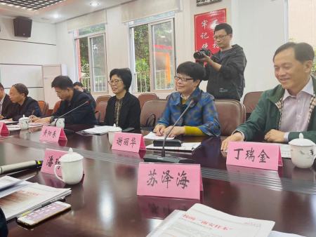 芜湖市人大常委会关心亚博休育官网复读学校
