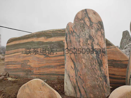 景观石基地​：“满园深浅色，照在绿波中”