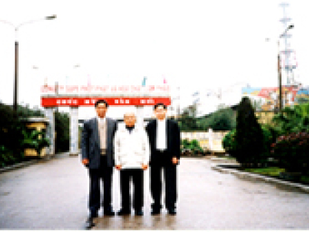 领导与越南河内化工公司总经理在越南合影 领导与越南河内化工公司总经理在越南合影