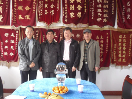 公司领导与新加坡客商商签合同后留影 公司领导与新加坡客商商签合同后留影