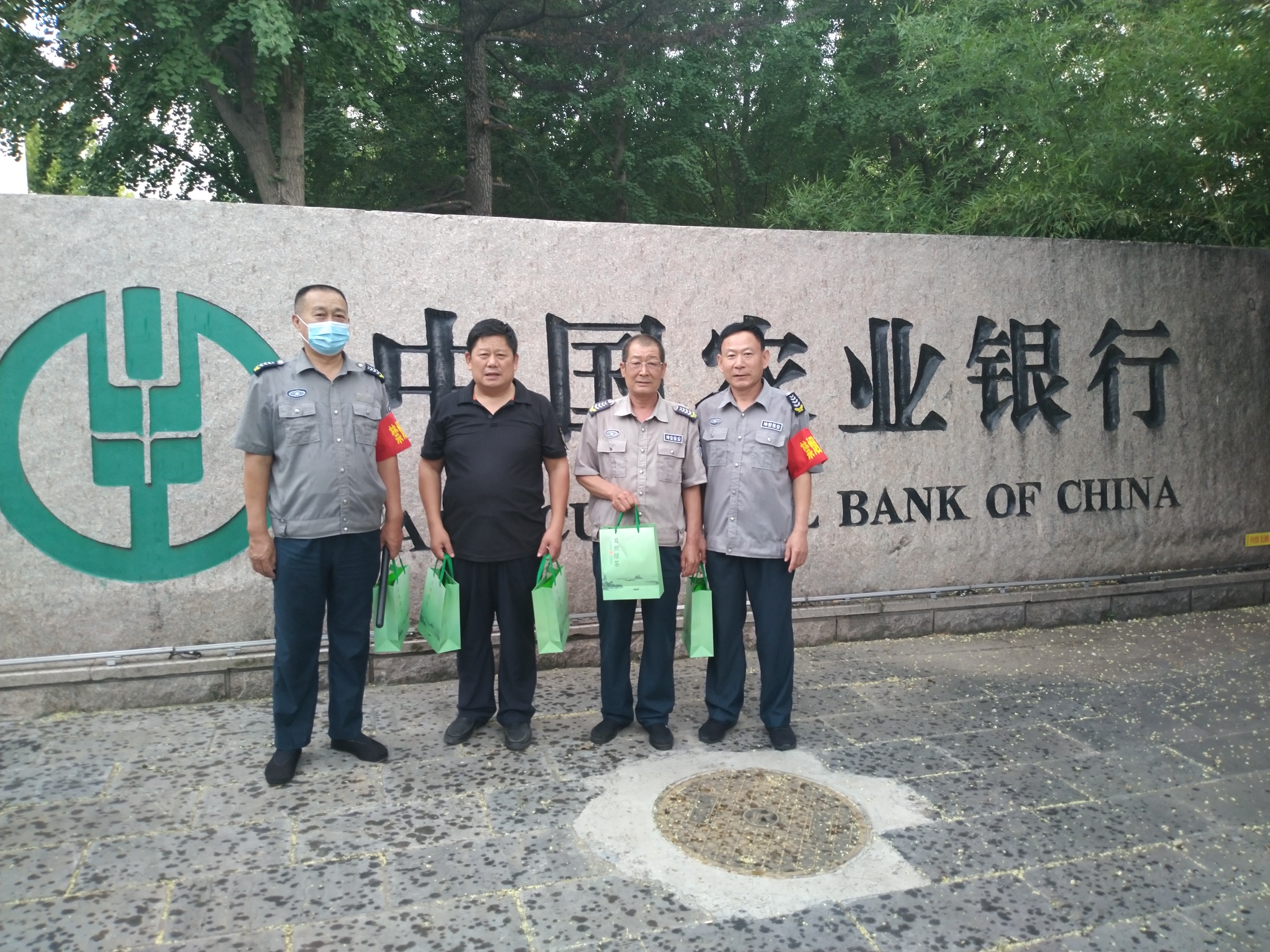 坤安保安公司心系員工，走訪(fǎng)各崗點(diǎn)，發(fā)放高溫福利