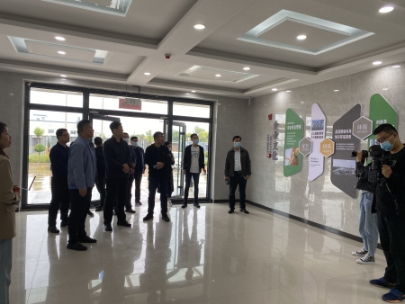 9月20日，县长王峰同志等县委有关领导莅临河北惠语化工有限公司视察指导工作，感谢领导对我公司各项建设的肯定及建议。