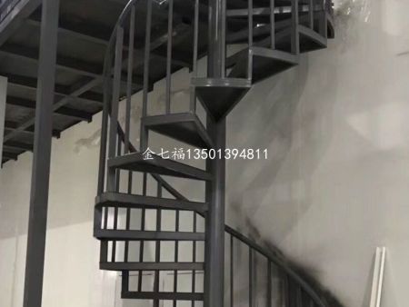钢梯