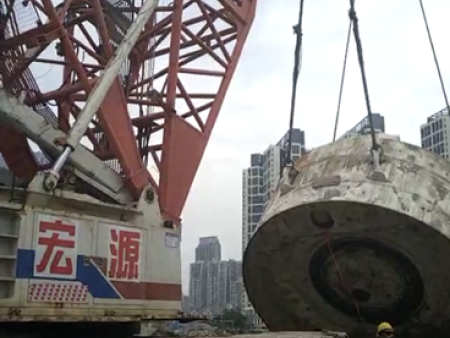 福州地铁二号线盾构机吊装