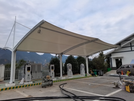 重慶黔江高速服務區充電樁帽頂車棚完工
