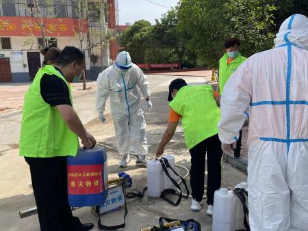 志愿河南.新密市生态环境志愿服务队和中华环保联合会河南省办事处成员一起走进新密实验中学进行义务消杀