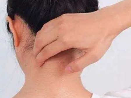 唐山膏药贴生产制作厂家讲述贴敷膏药前应先摸准疼痛点