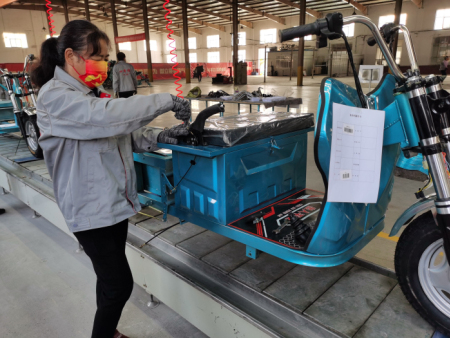 安装前挡风板、坐桶、座垫、驻车手柄等