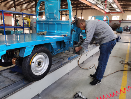 打刻VIN、铭牌，铆接铭牌