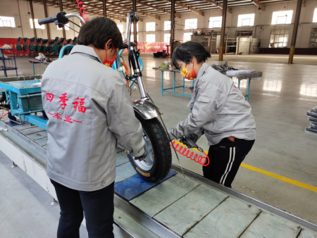 安装前轮、前制动器