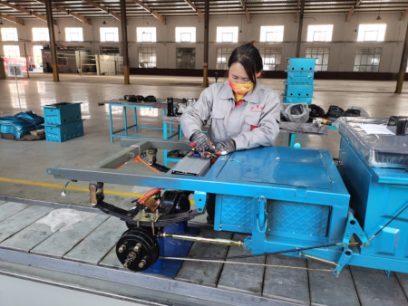 安装控制器、转换器、护线盒、充电孔，接线