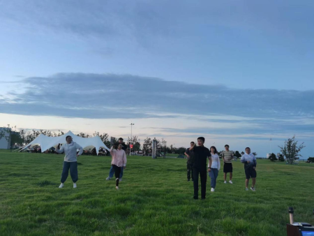 趁年轻,多和有趣的人一起玩耍