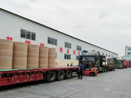 卷筒双胶纸发货中