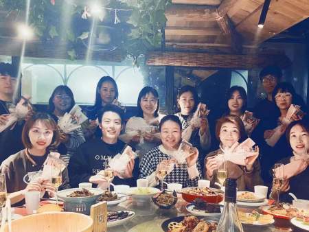 2021女神节每人一朵小红花 2021女神节每人一朵小红花