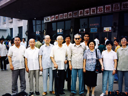 张炳路同验收专家在一起留念