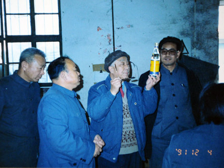 原省委常委宣传部长徐纯性在县领导陪同下视察酒厂