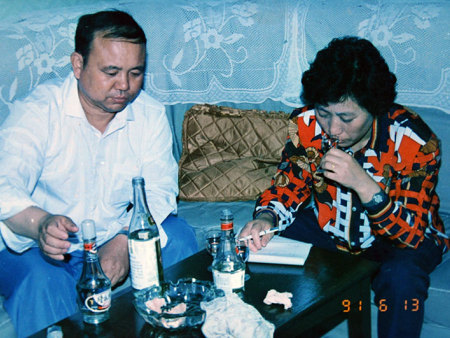 1991年6月中国白酒评委金凤兰与张炳路一起研究酒质