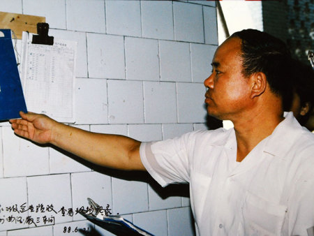 张炳路在泸州验收二级企业查看车间记录