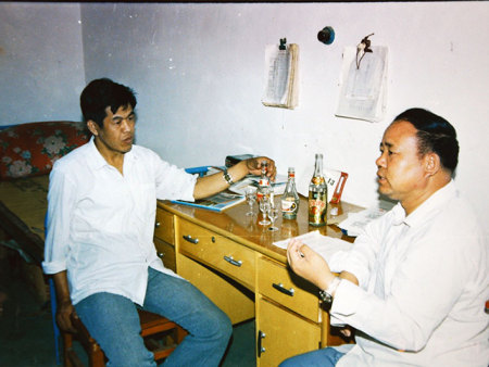 1991年中国白酒评委王跃同张炳路一起研究酒质