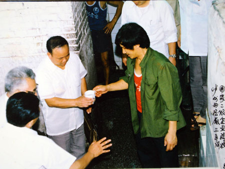 1988年6月验收泸州二级企业车间主任让张炳路品评原酒