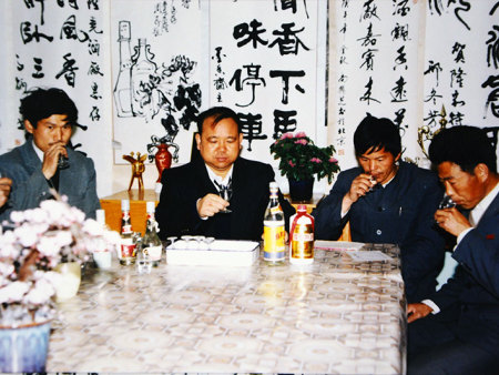 张炳路同品酒人员在一起