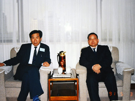 张炳路同著名企业家苏瑞广一起探讨工作