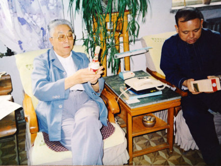 1993年国家一级演员李仁堂到酒厂参观