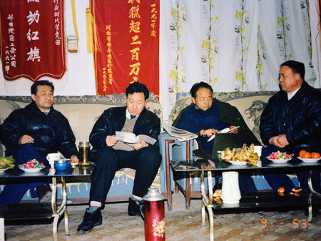 原行署专员连振经在原县委书记张兰芳陪同下到酒厂考察指导工作