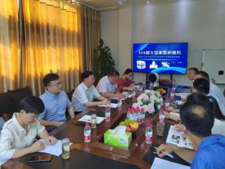 南阳市工信局局长夏春阳、装备科科长李刚，高新区经发局副局长孙超、工信科科长李瑞勤一行莅临南阳高新区光电孵化园，实地考察南阳新兴精密光学有限公司