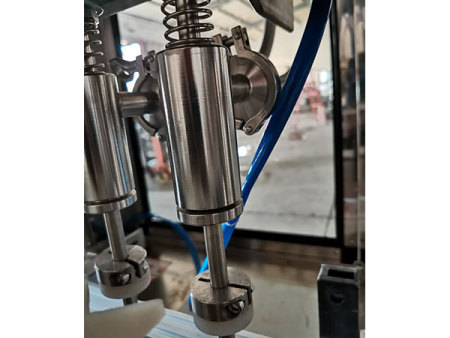 ZXG-12型自流式直线灌装机(白酒、玻璃水等) (1) ZXG-12型自流式直线灌装机(白酒、玻璃水等) (1)