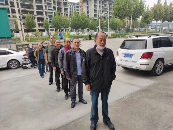 雙節來(lái)臨公司為保安隊員發(fā)放福利