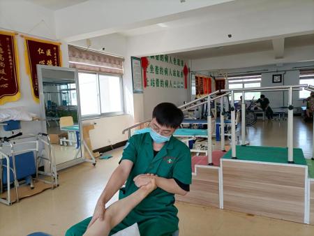 偏瘫患者的自我锻炼与康复训练：对比与选择