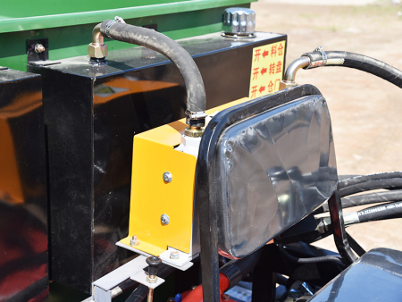 一方甩盘撒粪、撒肥车