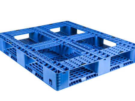 What are the advantages of plastic trays compared to other trays?