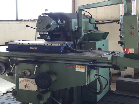 Universal milling machine