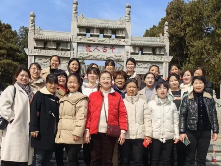 卧龙岗踏春  庆祝三八妇女节