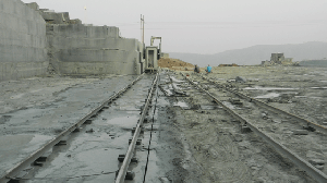 開山鋸沿軌道工作