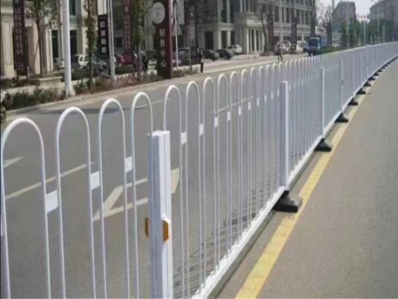 道路护栏的选择不仅要考虑道路护栏的质量