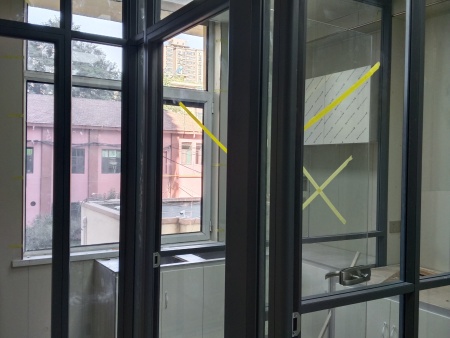 良阳隔墙告诉你：做办公室玻璃隔断如何避免采坑