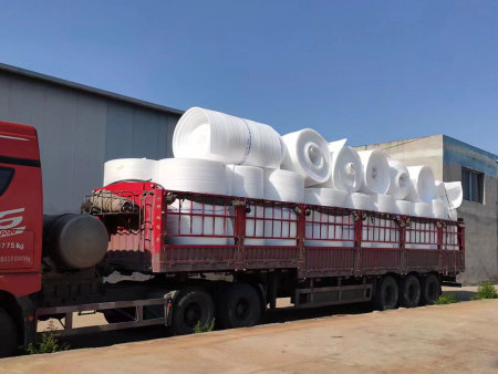 珍珠棉卷材裝車發(fā)貨