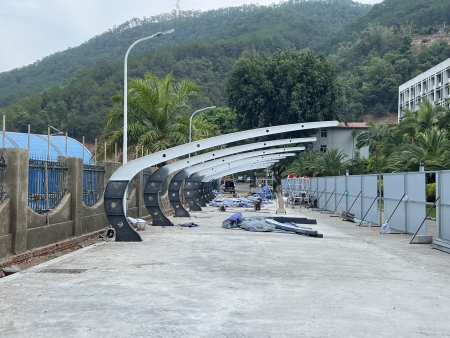 貴州膜結(jié)構(gòu)廠家停車棚公司施工現(xiàn)場