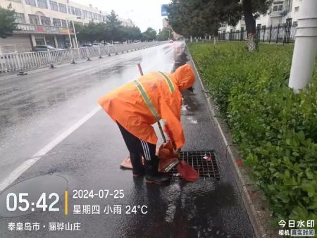 雨中清扫作业 保障道路洁净