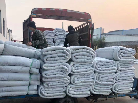 公路养护棉被装车