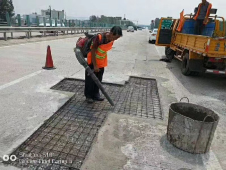 水泥路面修补料在施工的时候，路面比较光，需要进行拉毛处理吗？