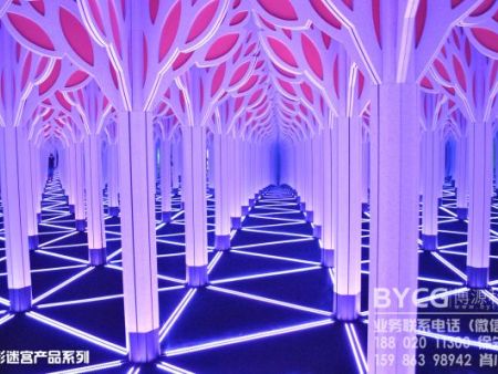 镜子迷宫搭建过程中，如何解决消防安全、人员疏散等问题？