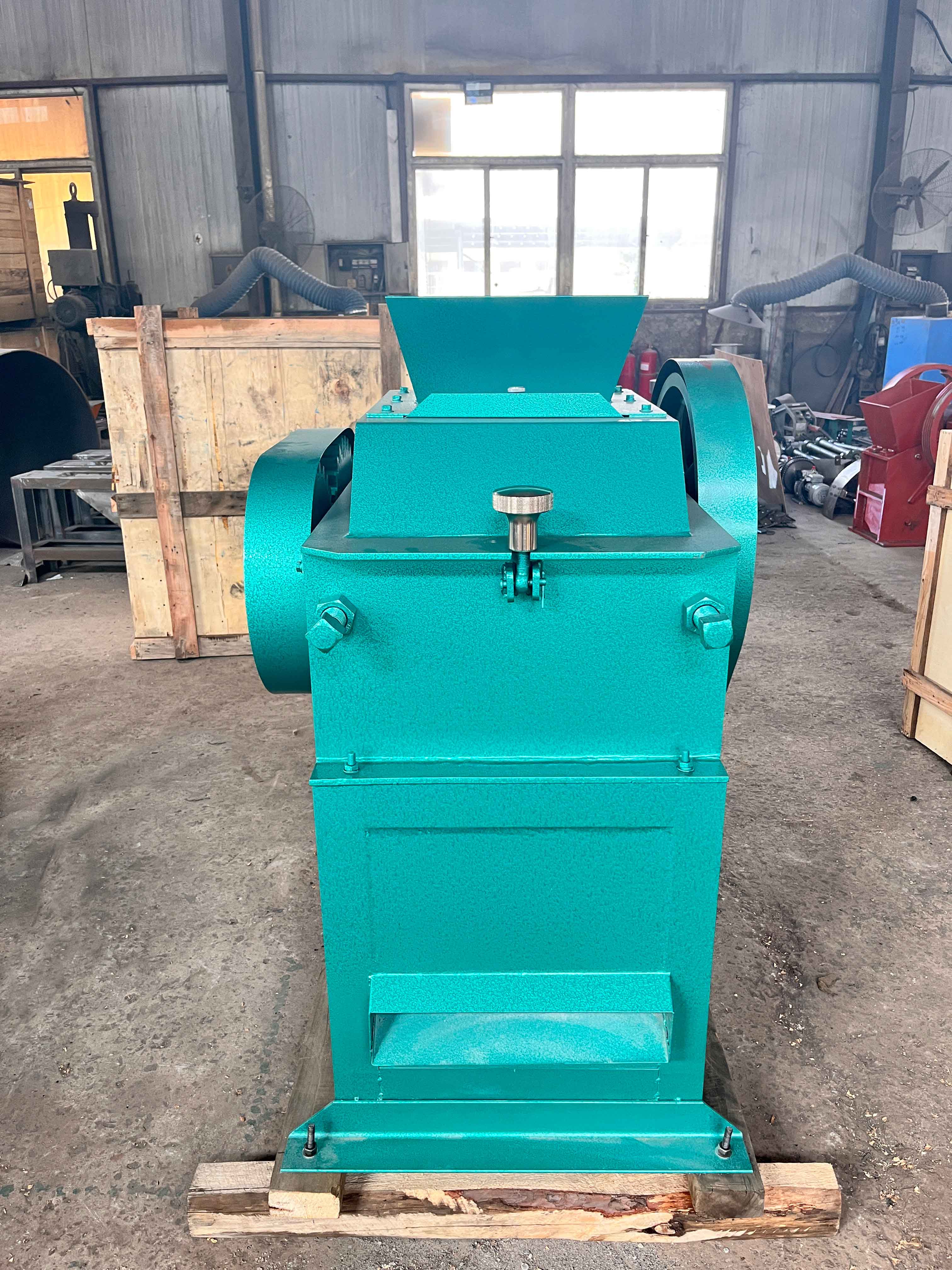 XPZ-270*300對(duì)輥破碎機(jī)：一步到位，效率倍增
