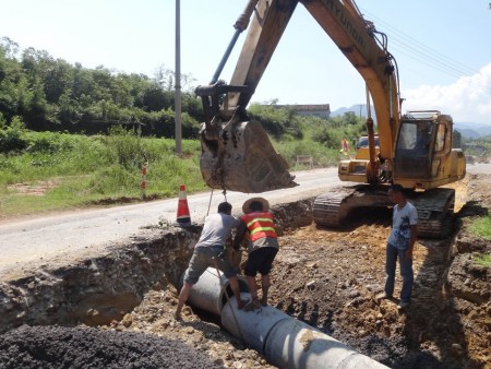 青州市公路局尧王山西路排水、过路涵管